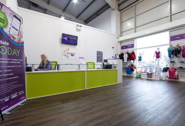 cambridge-gymfinity-shopfitting-reception A brightly lit reception and sales area selling children's gym clothing